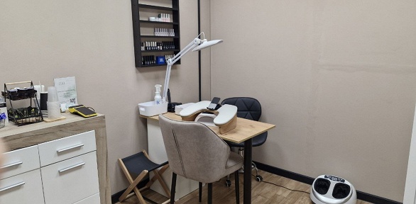 Маникюр с покрытием гель-лаком в студии красоты «Елки»