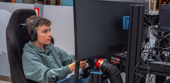 Гонки на реалистичном автосимуляторе от компании Sim Racing