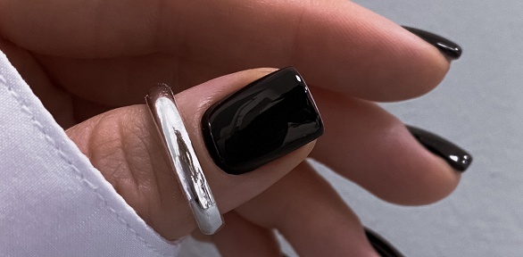 Маникюр и педикюр с покрытием у специалиста по маникюру Юлии