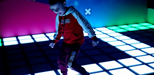 Игра на интерактивном полу «Пол — это лава» в клубе Real Victory