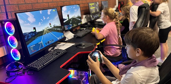 Пилотирование дронов в виртуальной реальности в дрон-центре «Виражи»