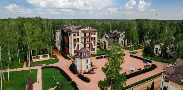 Отдых с посещением бани или без в парк-отеле «Светлое озеро»