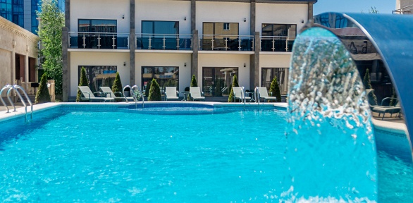 Отдых с завтраками и обедами в отеле Avdallini Golden Bay 4*