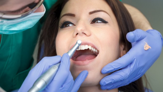 Скидка до 86%. Гигиена полости рта, лечение кариеса с установкой пломбы, реставрация или удаление зуба в клинике Dzon Dental Clinic